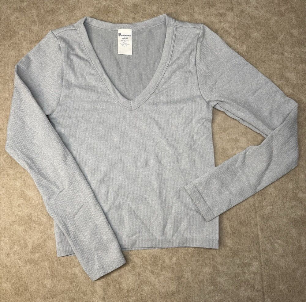 Juniors Grey No Boundaries V-Neck Seamless Tee size MEDIUM